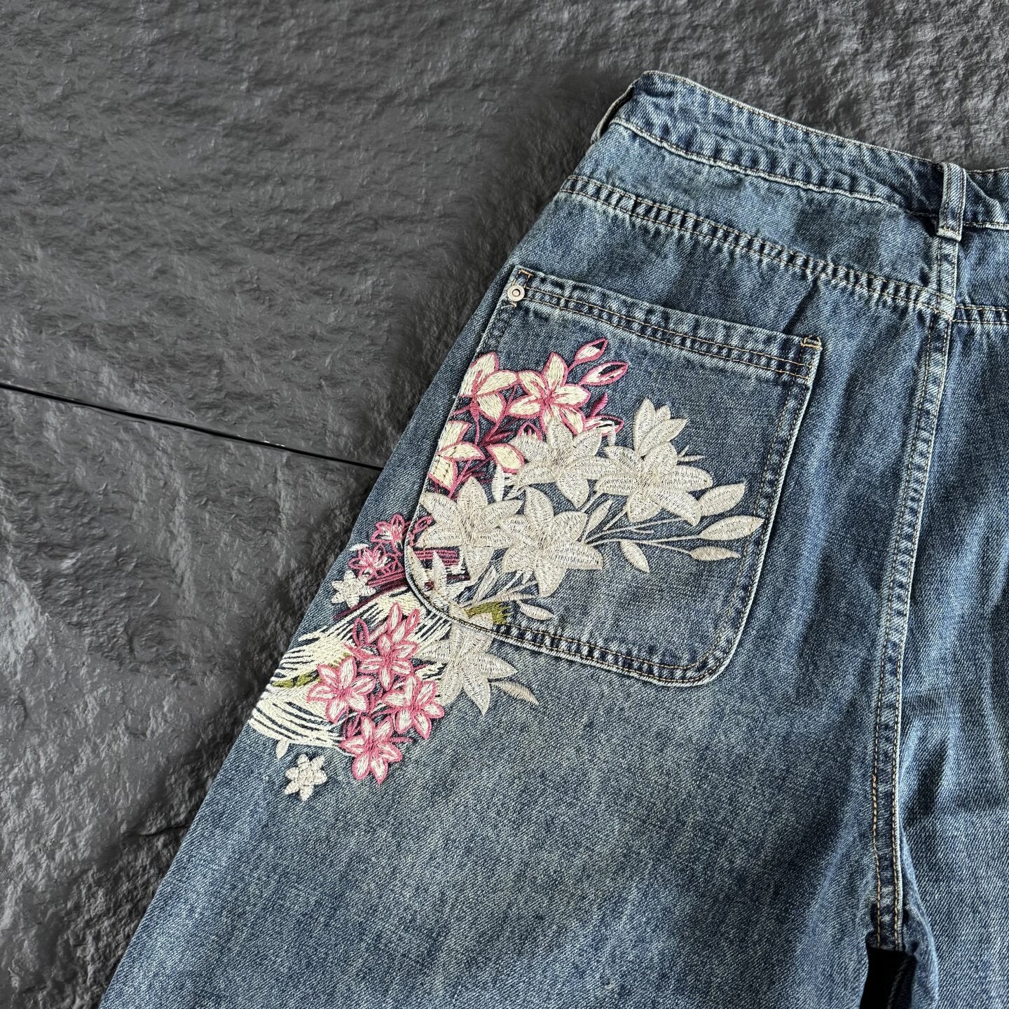 Derschutze Figure Floral Embroidered Jorts
